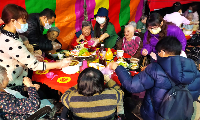 提前與長輩們一起圍爐團圓一年一度最重要活動感謝家屬支持與愛護我們團隊。